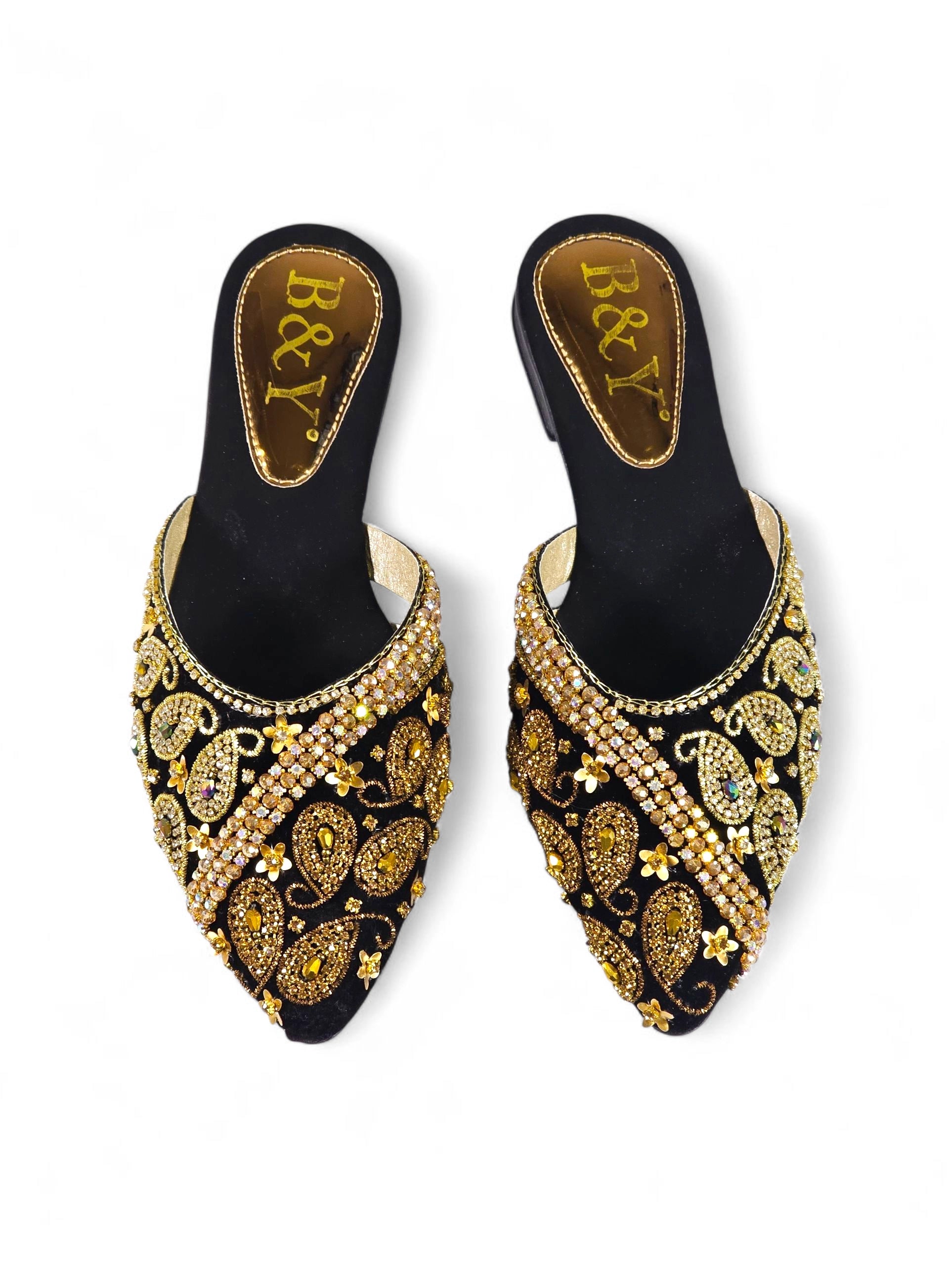 Sandália preta artesanal B&Y com bordados dourados e pedras de zircônia.