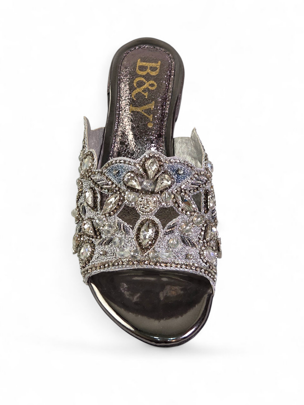 Sandália artesanal feminina prateada feita à mão com bordado floral de pedrarias e cristais.