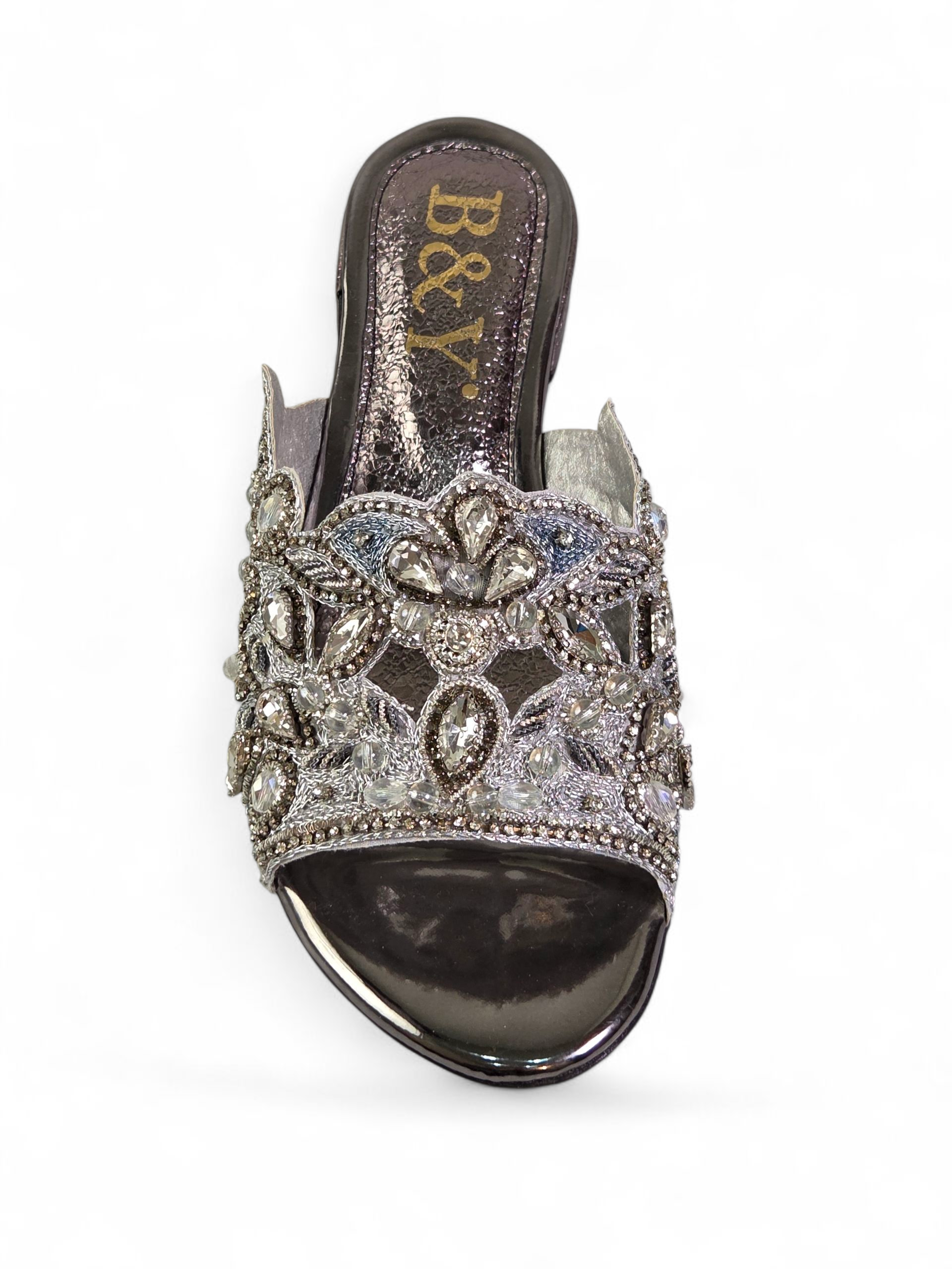 Sandália artesanal feminina prateada feita à mão com bordado floral de pedrarias e cristais.