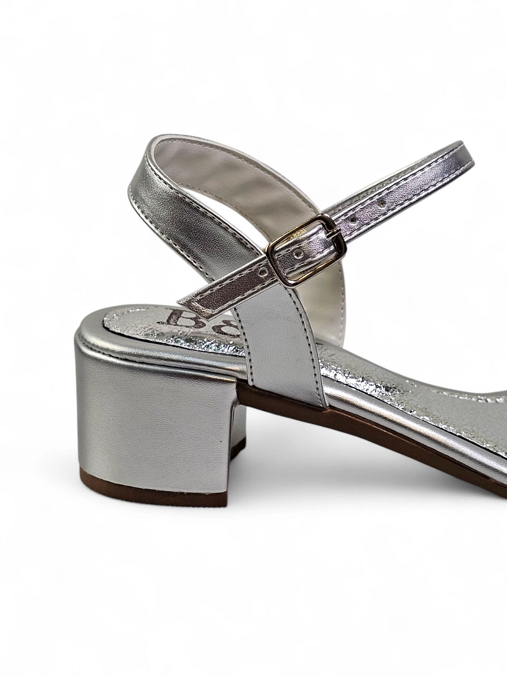 Sandália artesanal feminina prata feita à mão com pedrarias escuras e tiras finas no tornozelo.