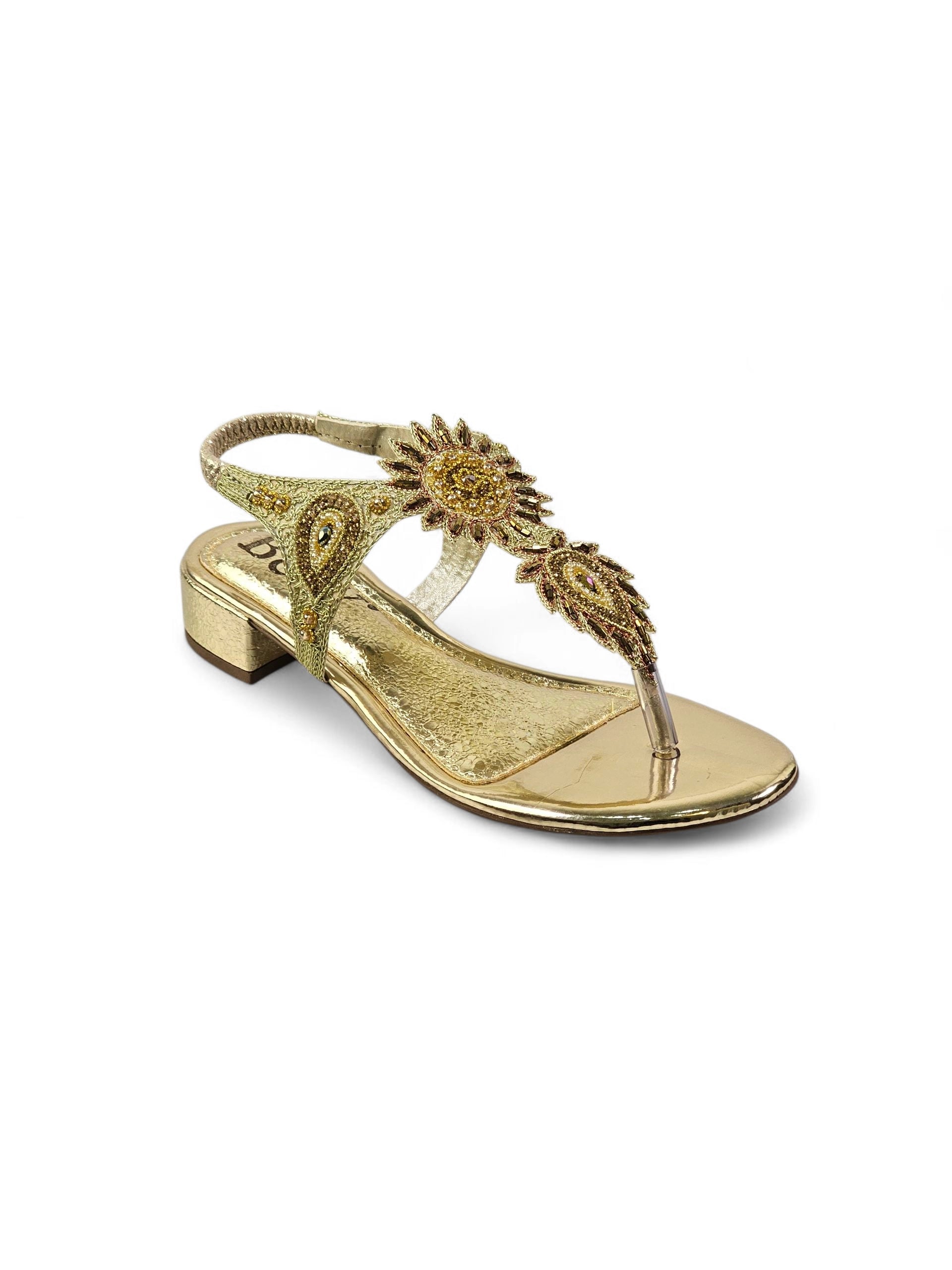 Sandália artesanal dourada com flores bordadas à mão em tons de dourado, âmbar, bronze e pérola, com design em formato de girassol.