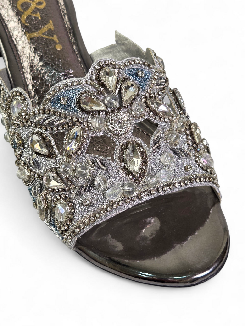 Sandália artesanal feminina prateada feita à mão com bordado floral de pedrarias e cristais.