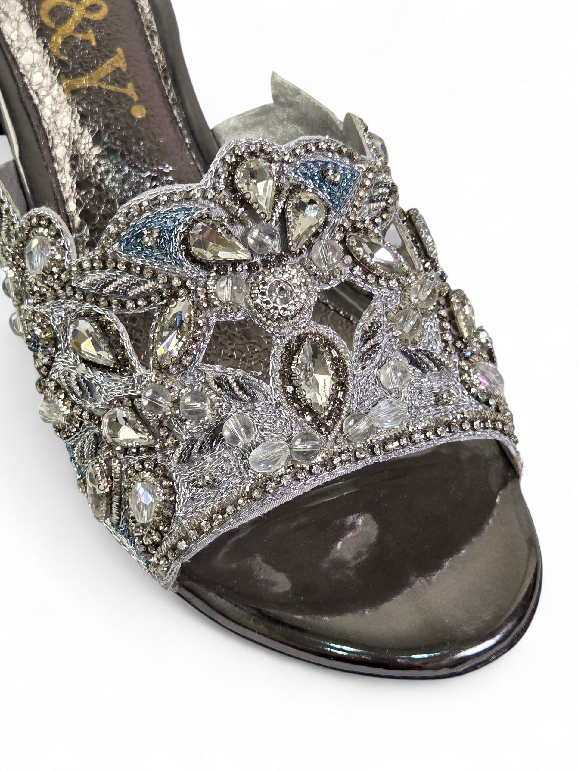 Sandália artesanal feminina prateada feita à mão com bordado floral de pedrarias e cristais.