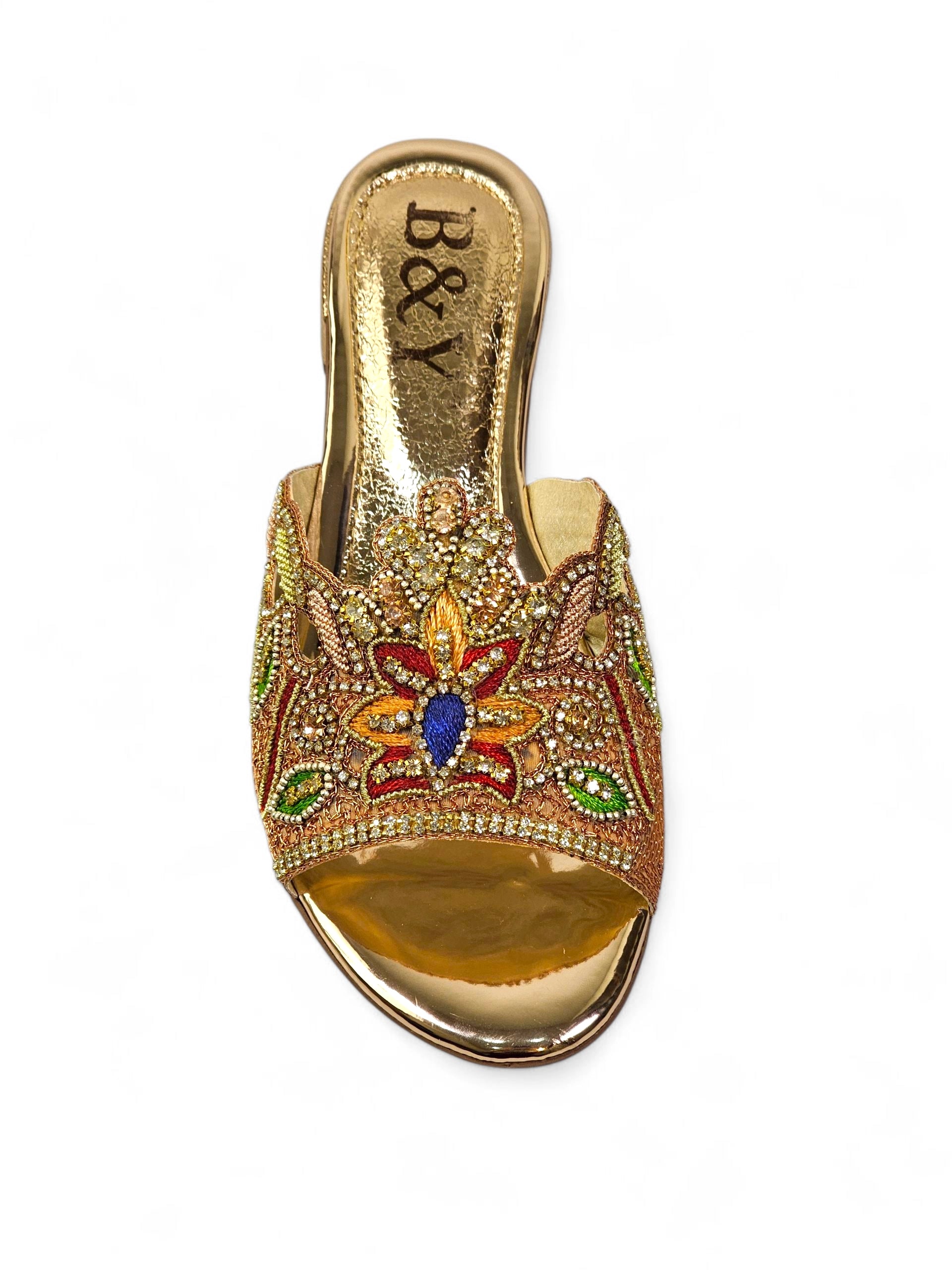 Sandália artesanal dourada com bordado floral multicolorido e pedrarias em vermelho, verde, azul e champanhe.