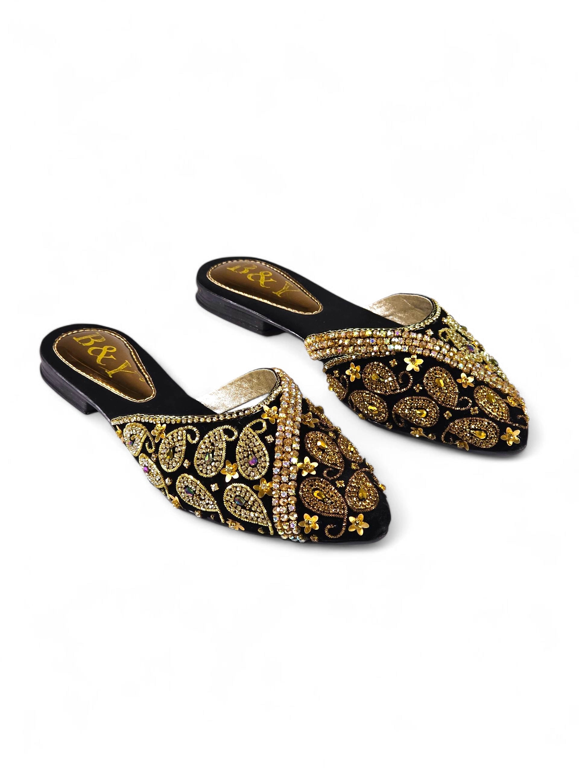 Sandália preta artesanal B&Y com bordados dourados e pedras de zircônia.