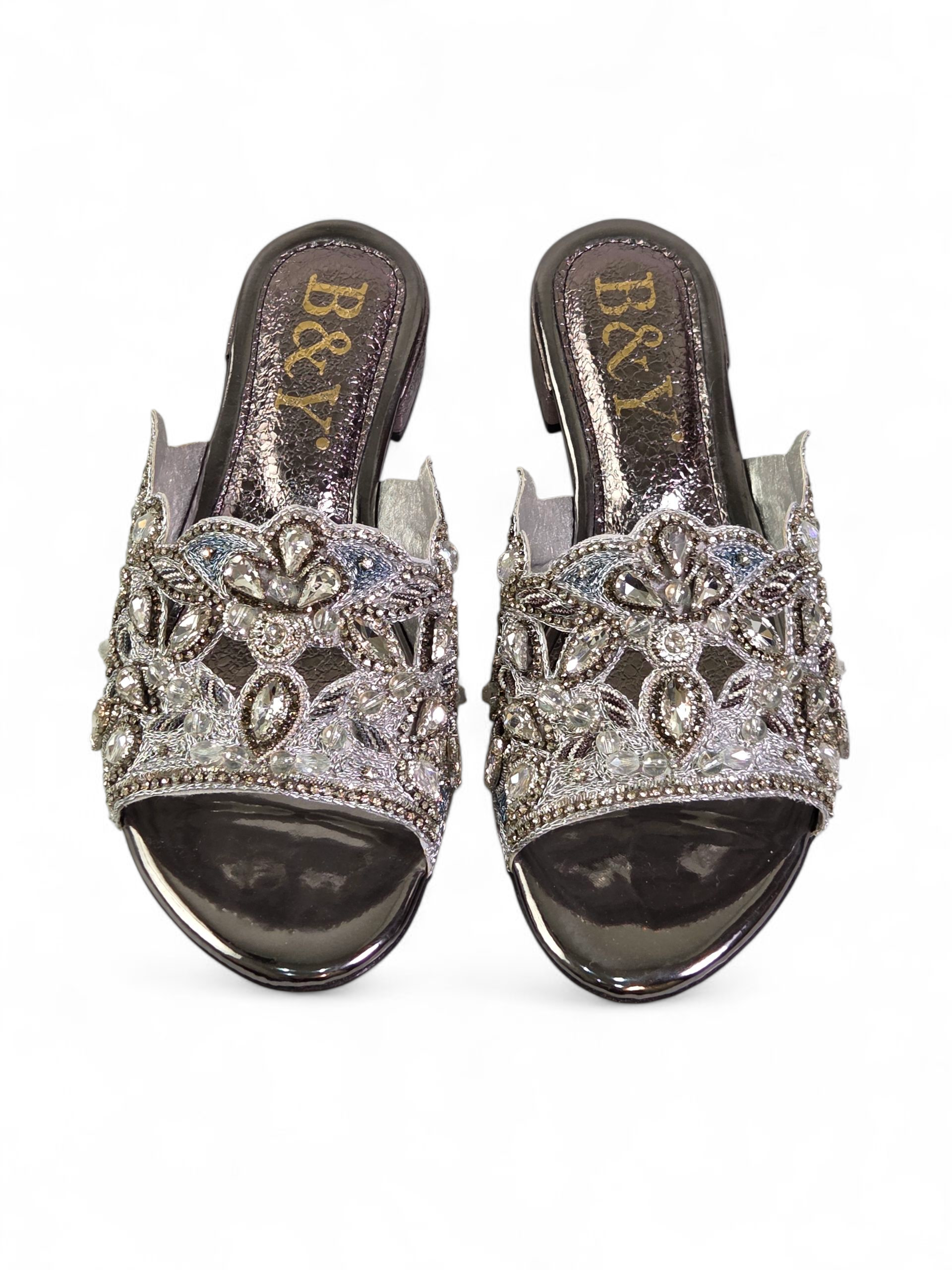 Sandália artesanal feminina prateada feita à mão com bordado floral de pedrarias e cristais.