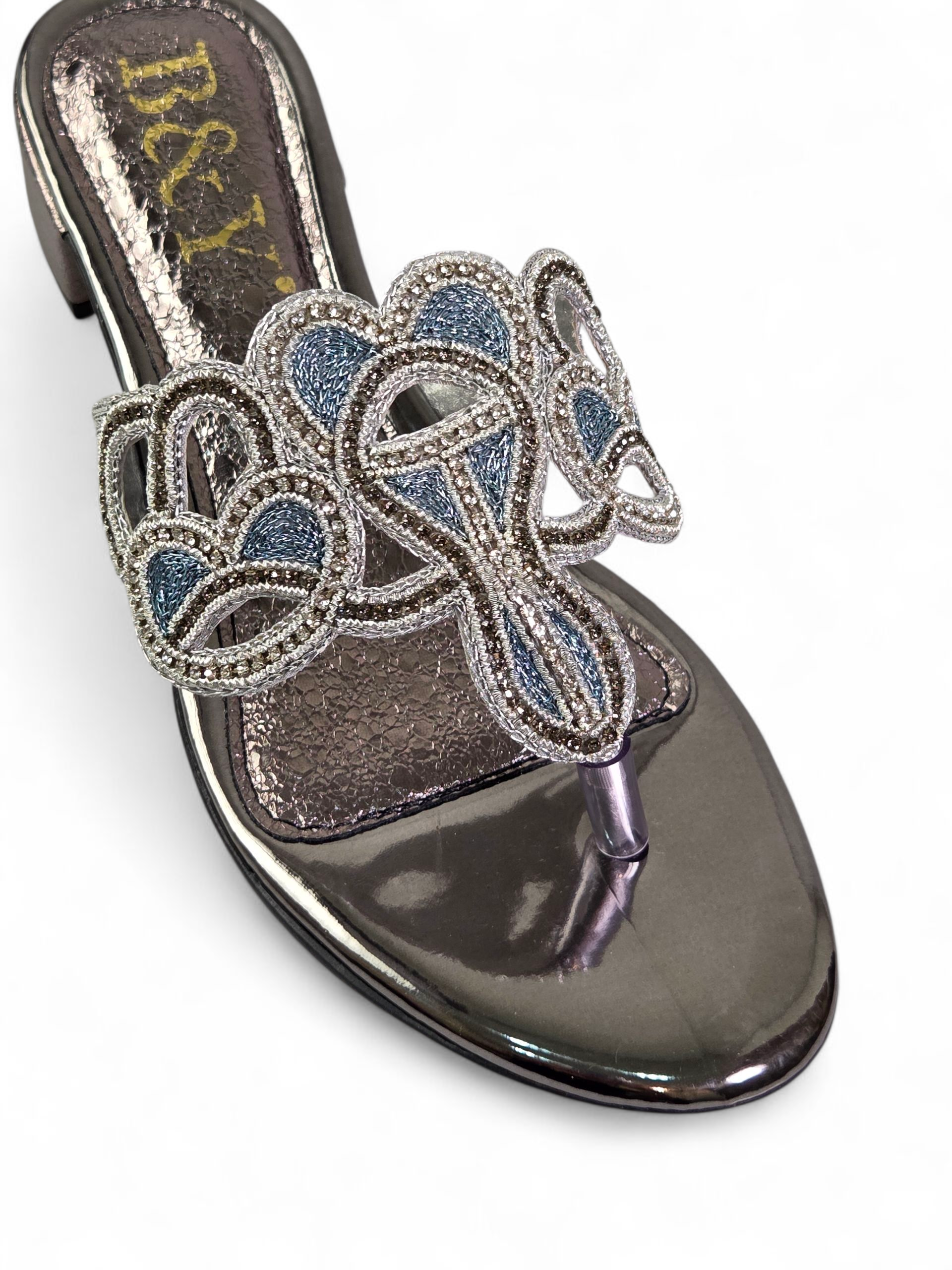 Sandália artesanal feminina prateada feita à mão com bordado azul e pedrarias.