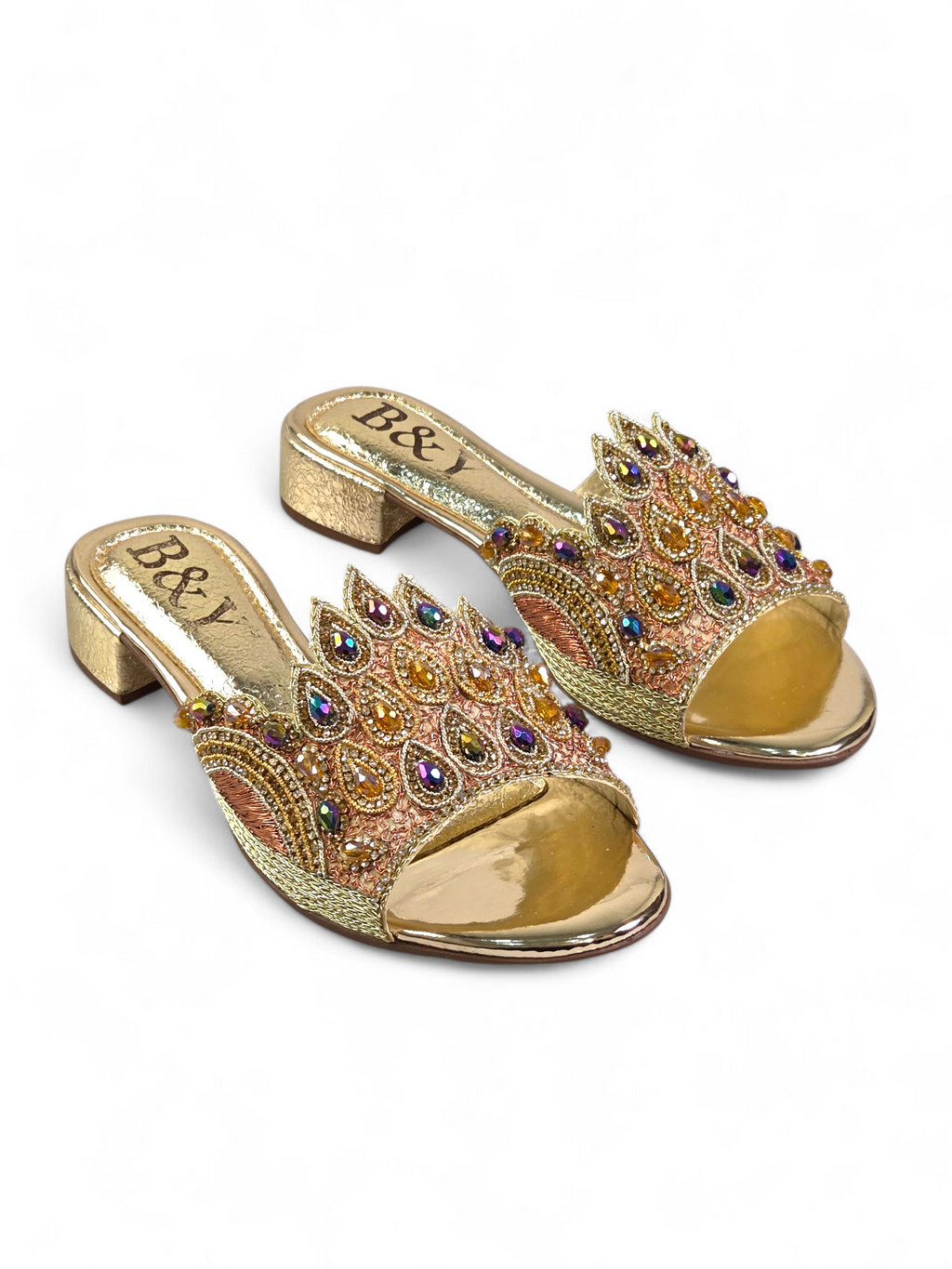 Sandália artesanal dourada com flores bordadas à mão em tons de dourado, âmbar, bronze e pérola, com design em formato de girassol.