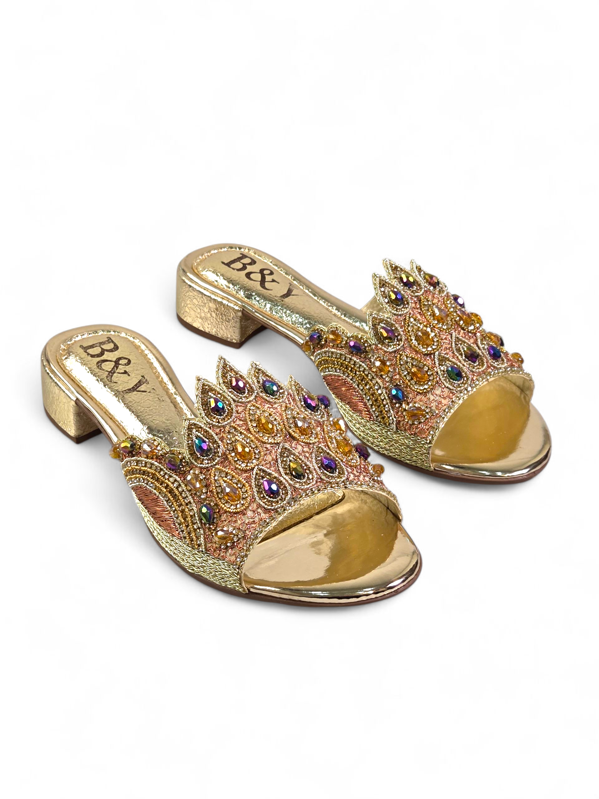 Sandália artesanal dourada com flores bordadas à mão em tons de dourado, âmbar, bronze e pérola, com design em formato de girassol.