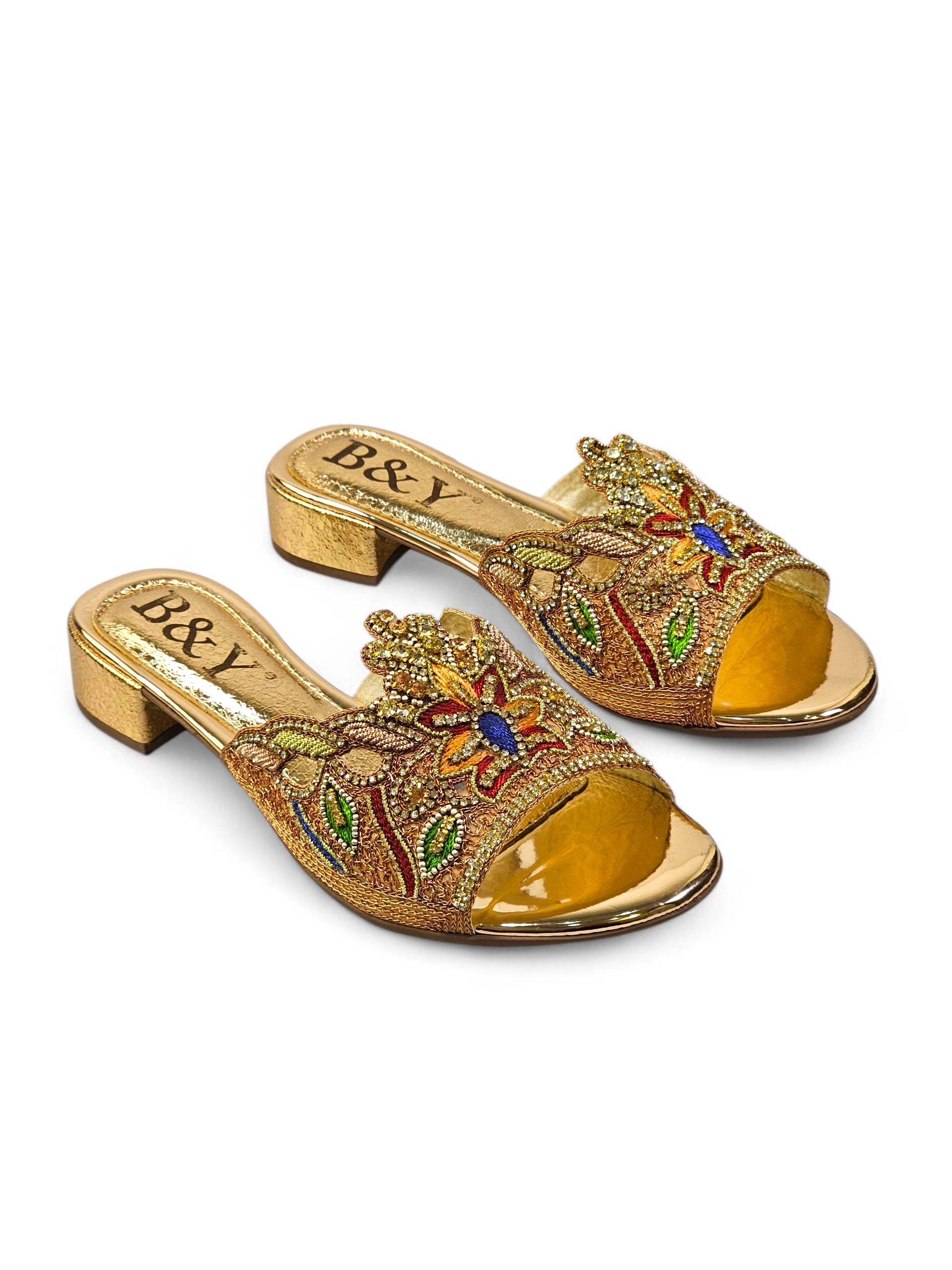 Sandália artesanal dourada com bordado floral multicolorido e pedrarias em vermelho, verde, azul e champanhe.