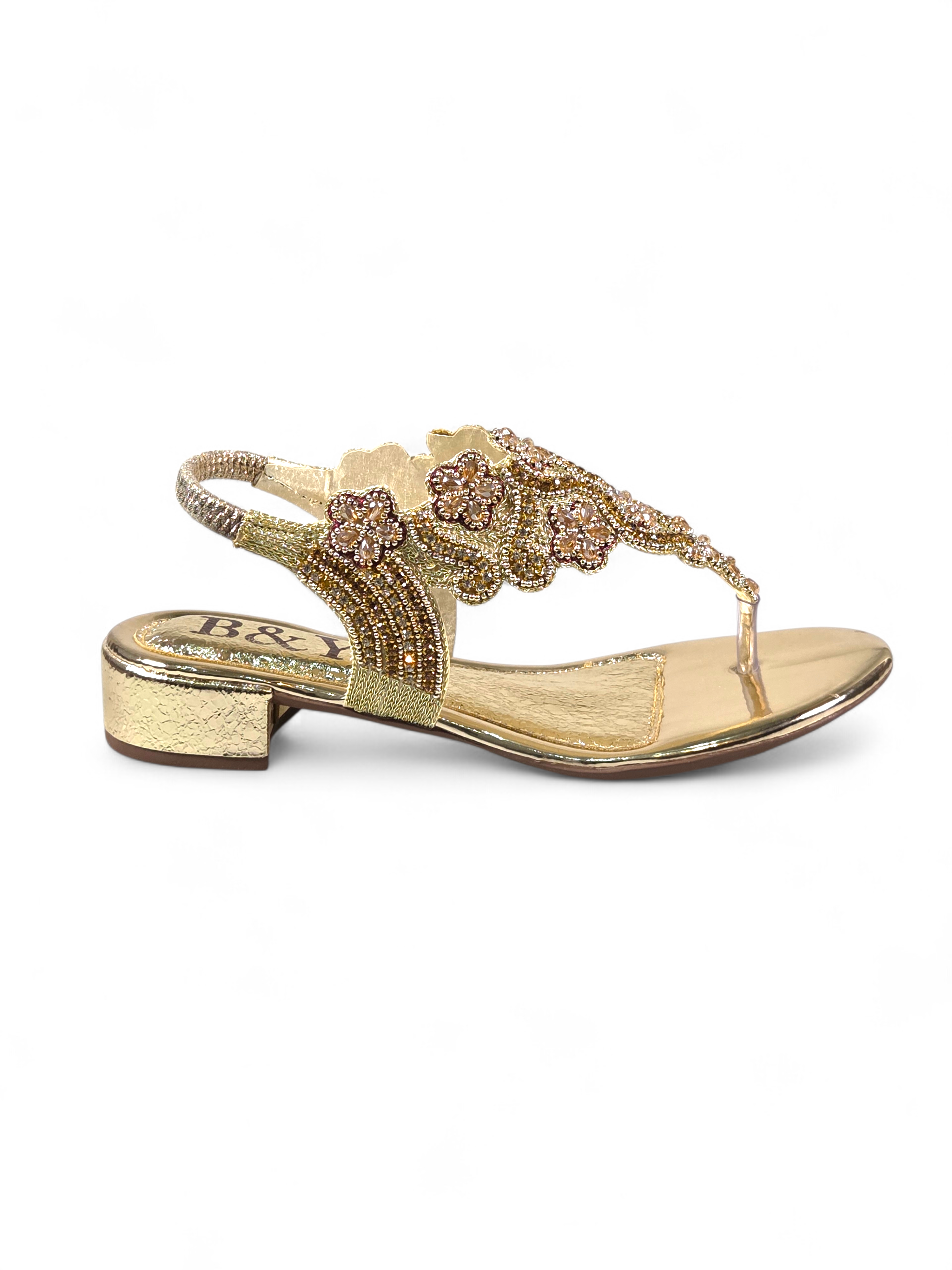 Sandália artesanal B&Y dourada com bordados florais, aplicação de cristais, fechamento no calcanhar e salto baixo, em fundo branco.