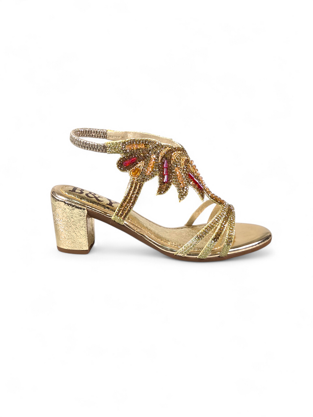 Sandália artesanal B&Y dourada com bordados manuais, cristais e pedrarias em tons de dourado e vermelho, salto médio e acabamento sofisticado, em fundo branco.