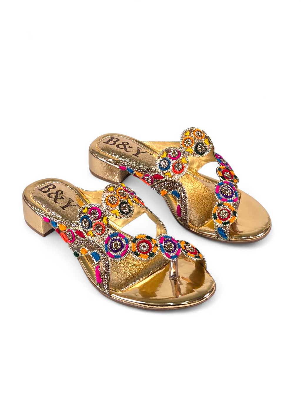 Sandália artesanal B&Y dourada com bordados multicoloridos, aplicação de cristais, salto baixo e acabamento sofisticado, em fundo branco.