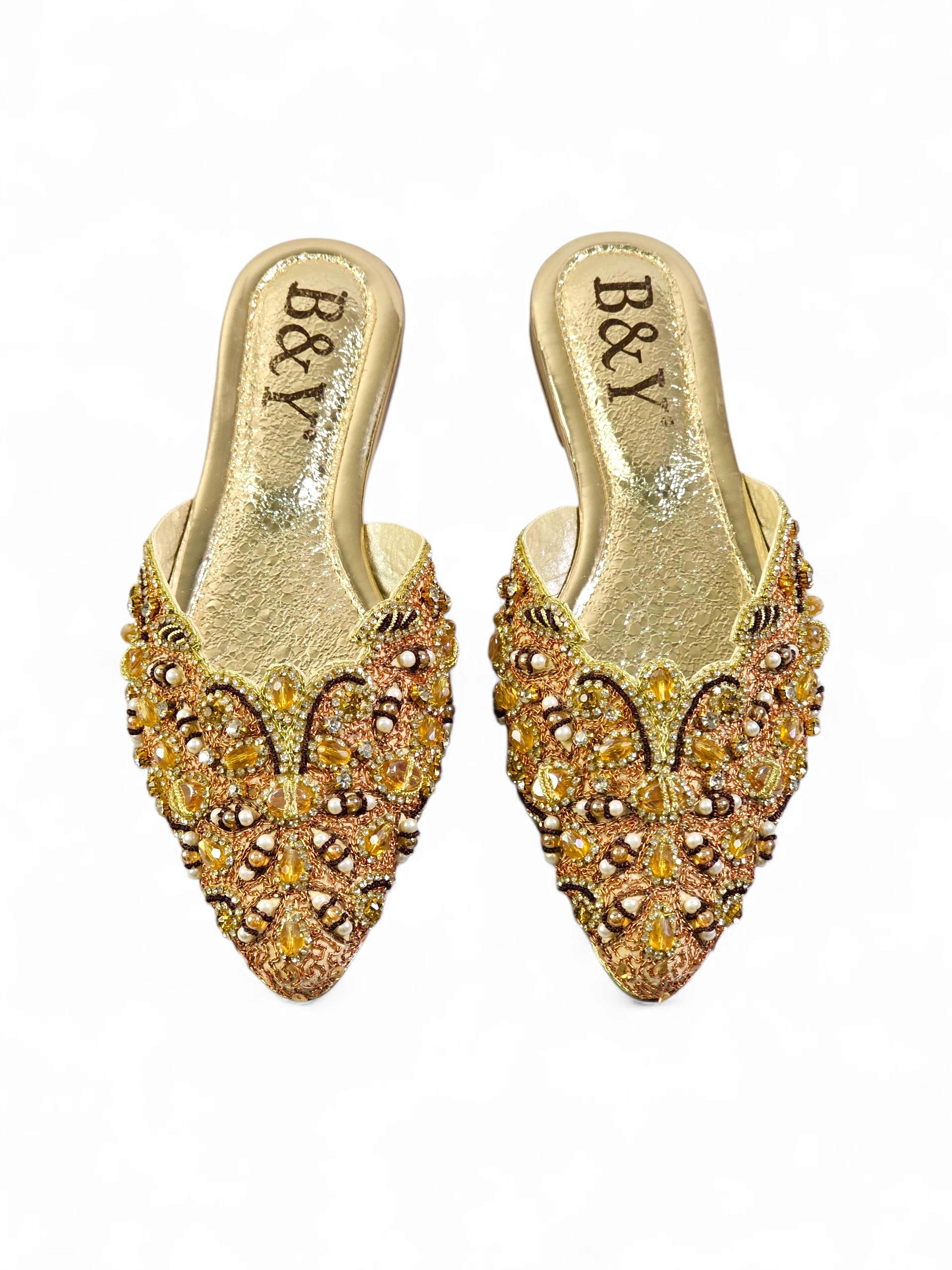 Sandália mule dourada B&Y feita à mão, com bordado de cristais, miçangas douradas, contas âmbar e pérolas brancas.