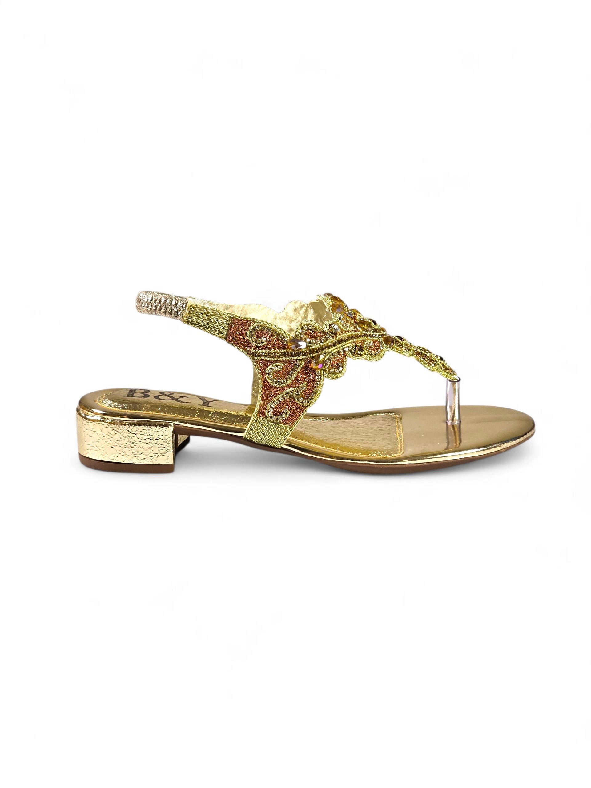 Sandália dourada artesanal B&Y com bordados detalhados e pedras de zircônia.