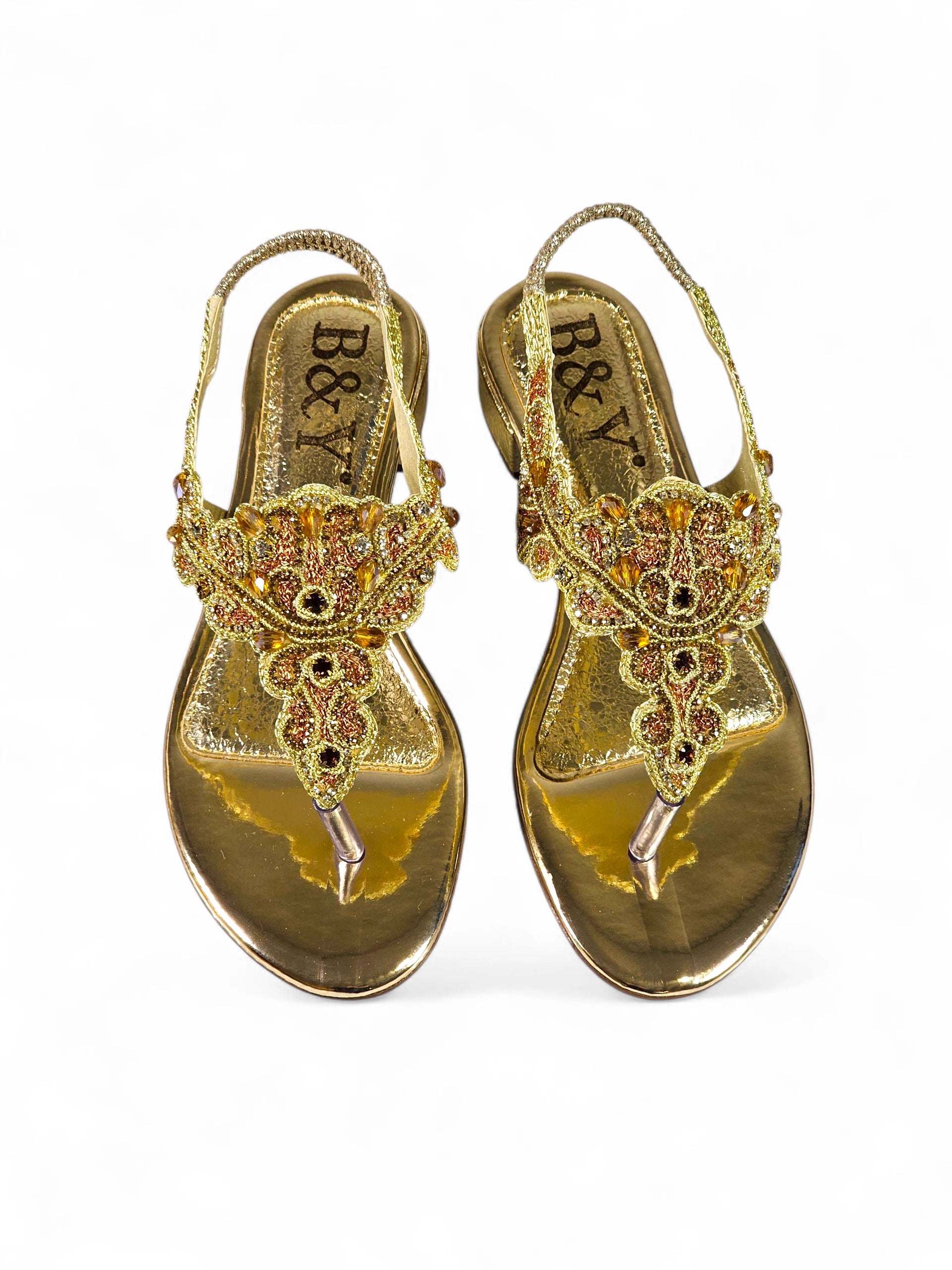 Sandália dourada artesanal B&Y com bordados detalhados e pedras de zircônia.