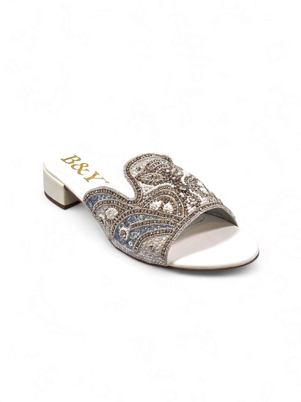 Sandália artesanal B&Y em tom creme com bordado manual em pedrarias douradas, cristais delicados e design floral orgânico, salto baixo e acabamento sofisticado.