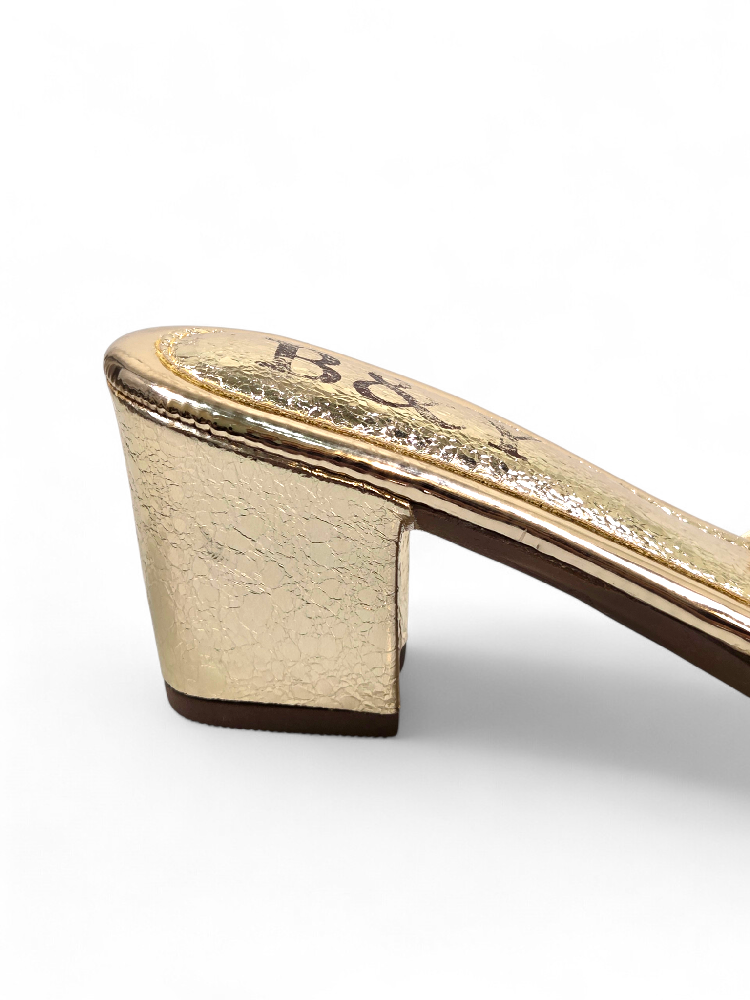 Mule 9738 Dourado Salto Médio 6 cm