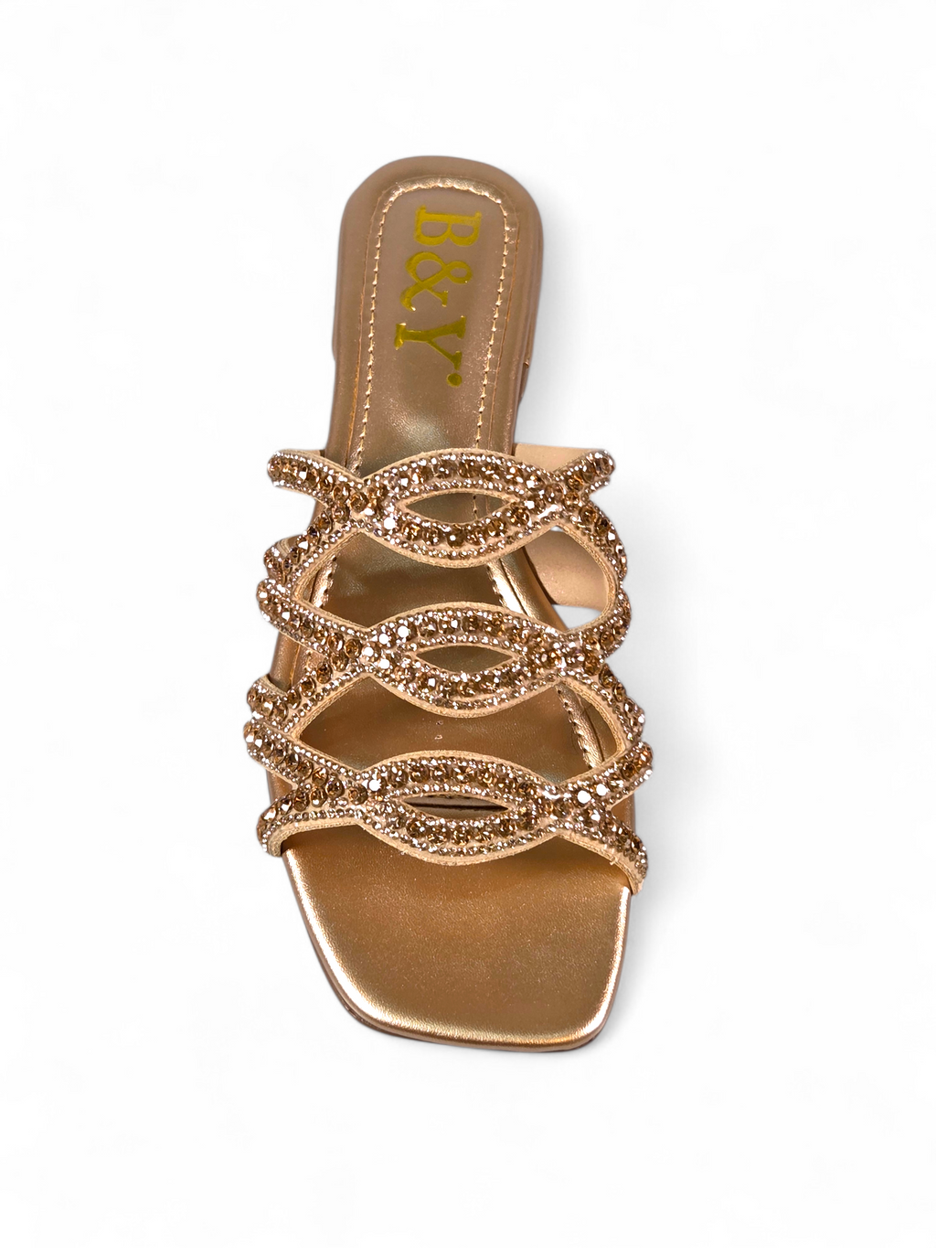 Sandália artesanal B&Y dourada com tiras ornamentais cravejadas de cristais, salto baixo e acabamento metálico, em fundo branco.