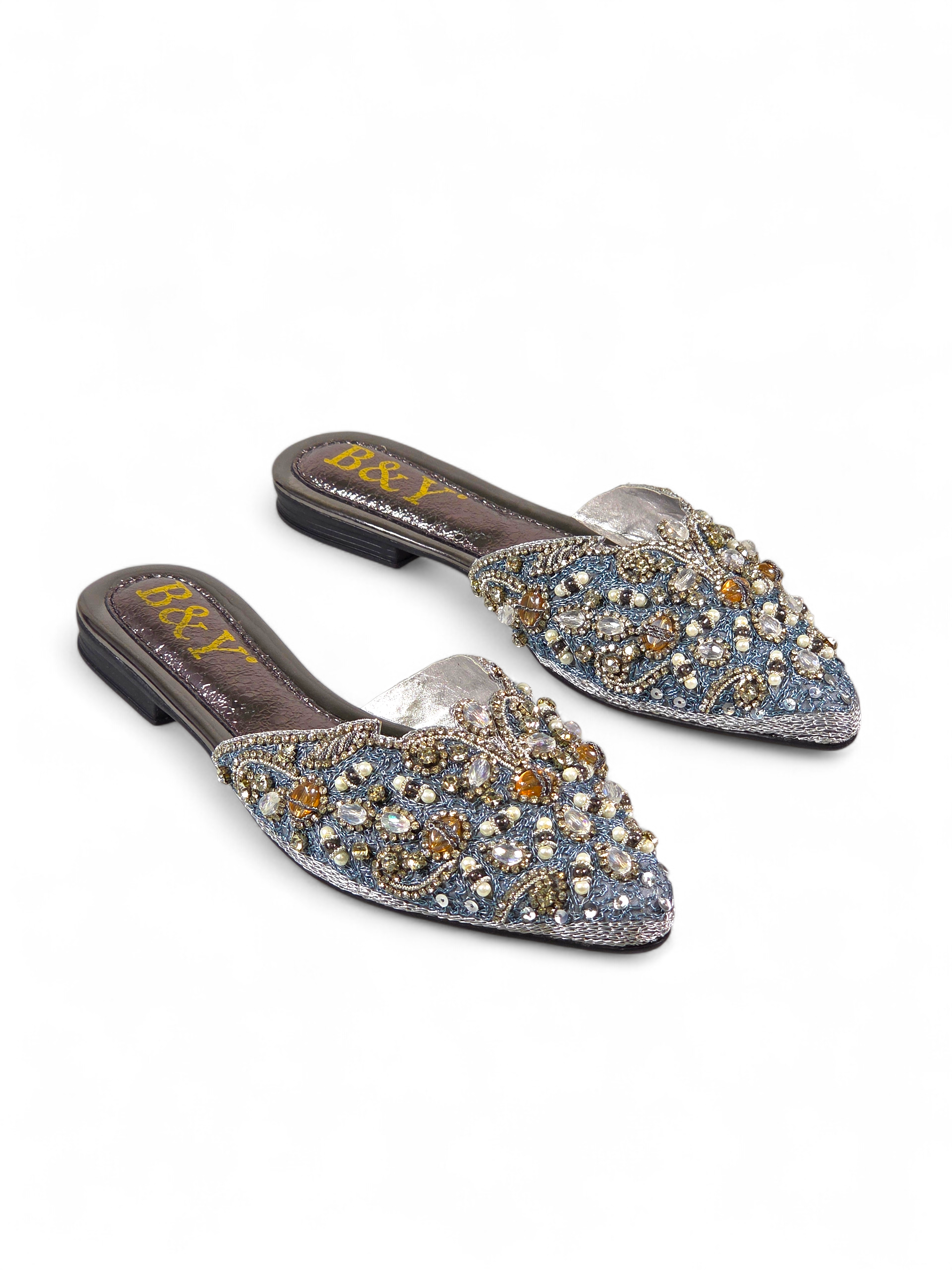 Mule artesanal B&Y com bordados em tons de azul, pérolas, cristais e salto baixo, fotografado em fundo branco.
