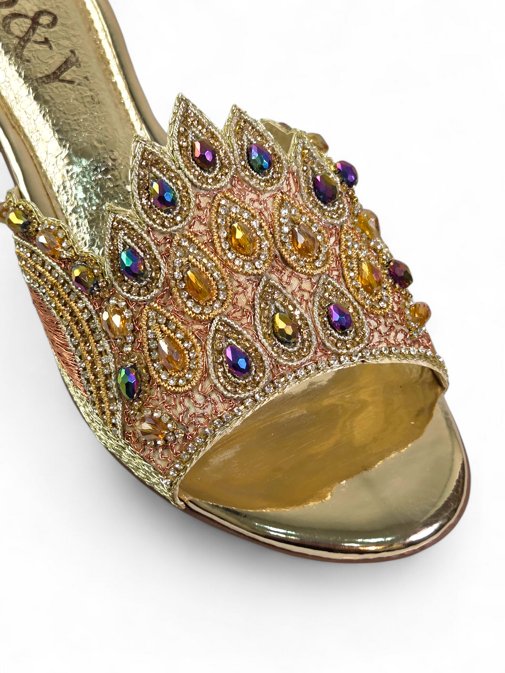 Sandália artesanal dourada com flores bordadas à mão em tons de dourado, âmbar, bronze e pérola, com design em formato de girassol.