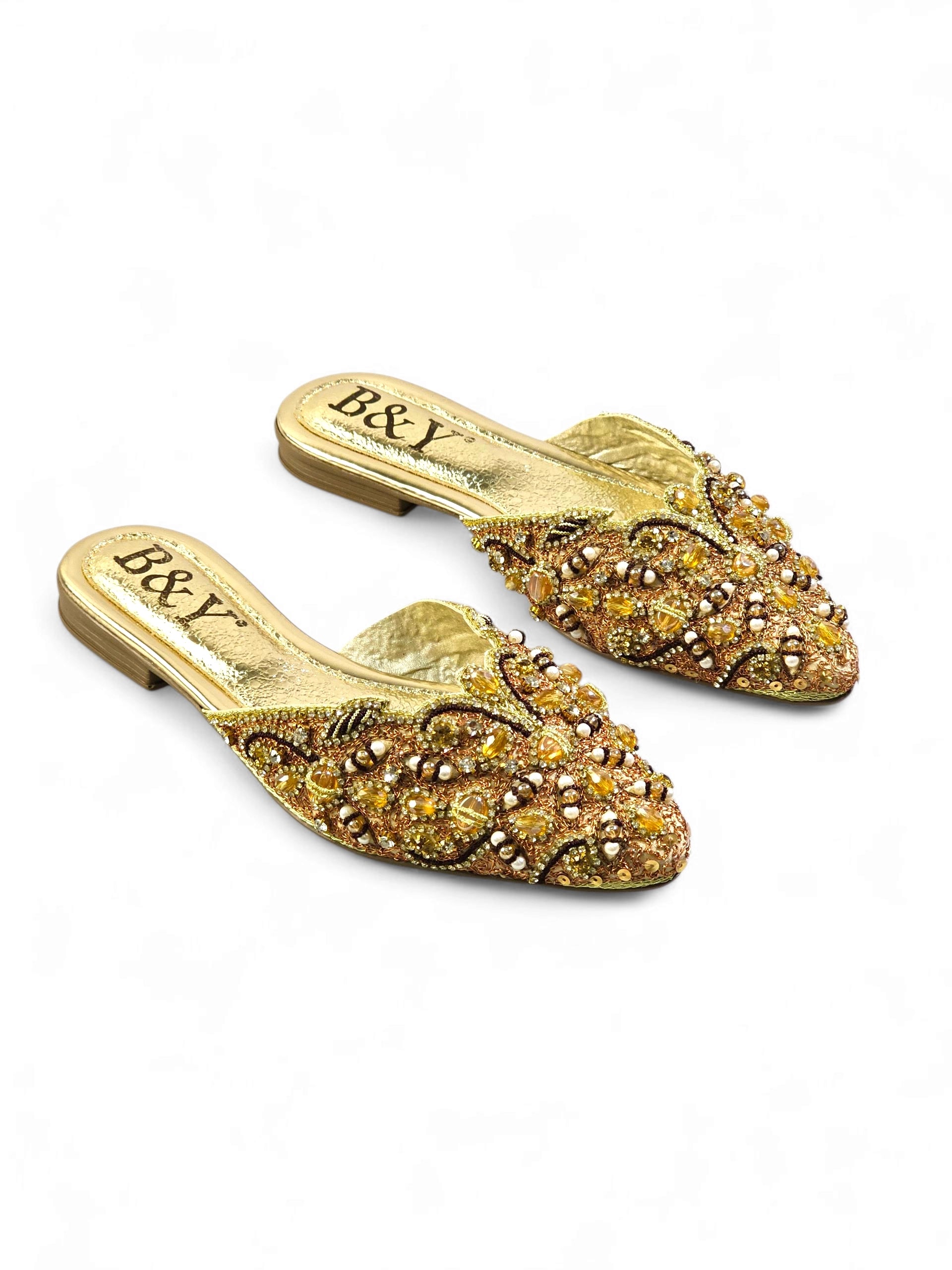 Sandália mule dourada B&Y feita à mão, com bordado de cristais, miçangas douradas, contas âmbar e pérolas brancas.