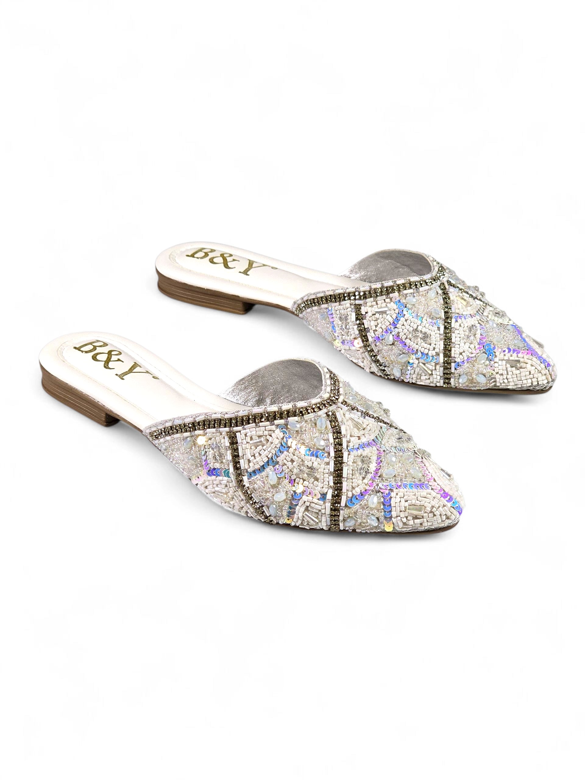 Mule artesanal B&Y branco com bordados de miçangas brancas, cristais prateados e reflexos azul e lilás.