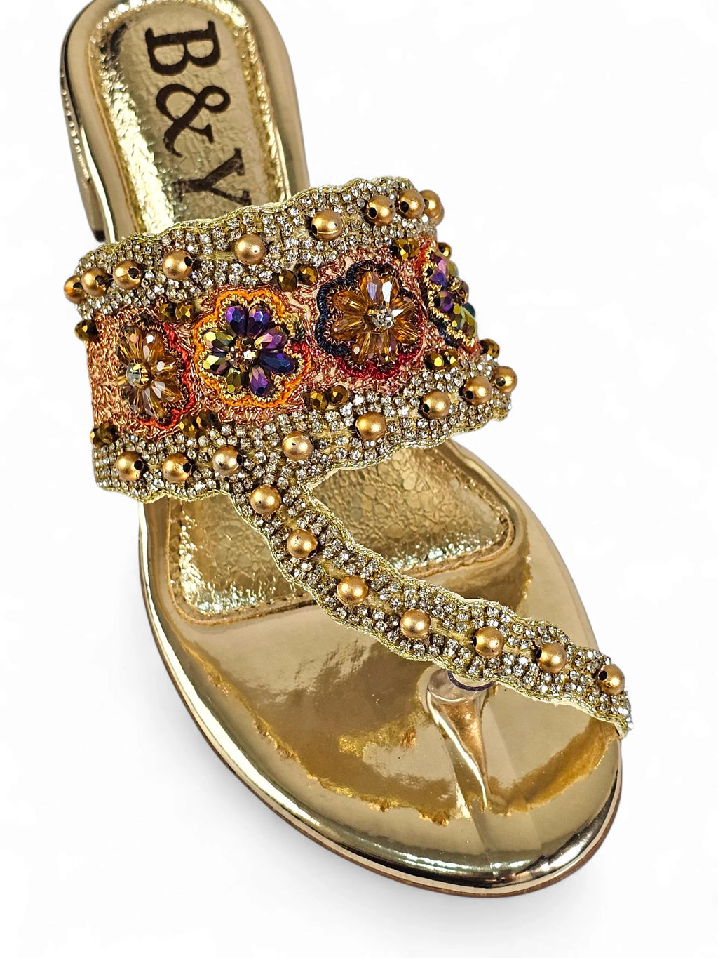 Sandália artesanal dourada com bordado floral em pedrarias coloridas nas cores dourado, roxo, vermelho, laranja, verde e pérola.
