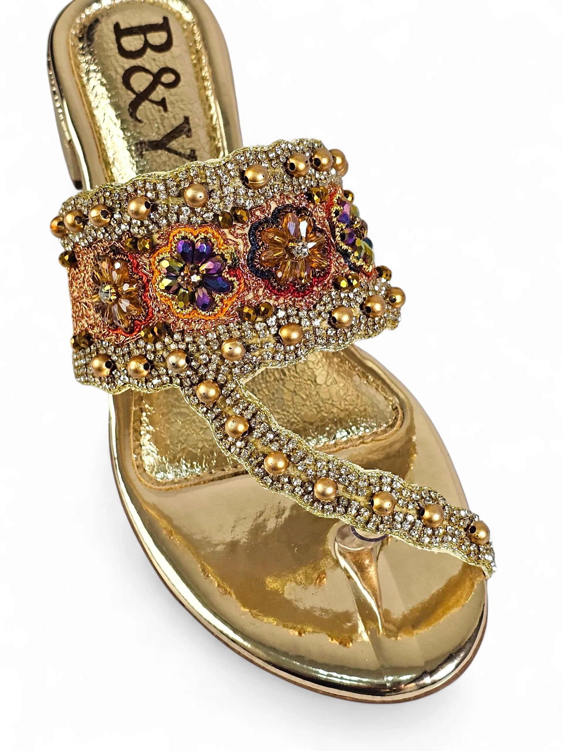Sandália artesanal dourada com bordado floral em pedrarias coloridas nas cores dourado, roxo, vermelho, laranja, verde e pérola.
