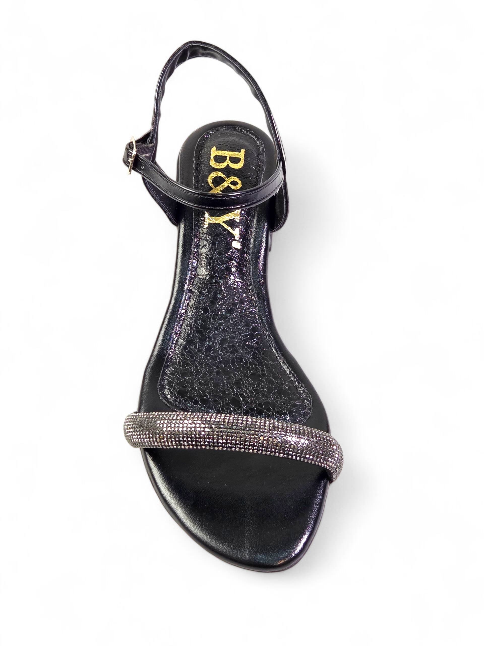 Sandália artesanal feminina preta feita à mão com pedrarias escuras e tiras finas no tornozelo.