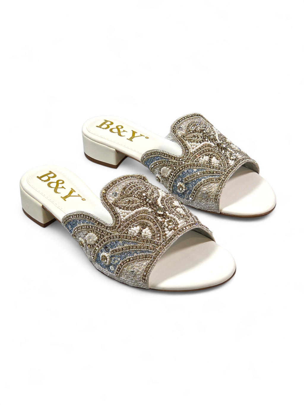 Sandália artesanal B&Y em tom creme com bordado manual em pedrarias douradas, cristais delicados e design floral orgânico, salto baixo e acabamento sofisticado.