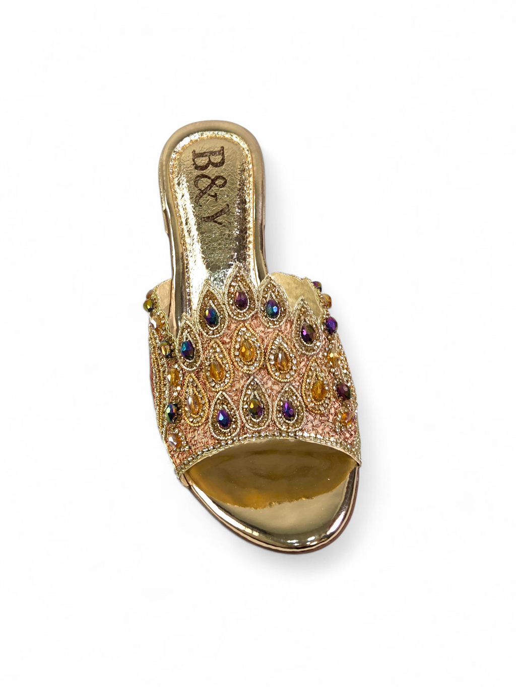 Sandália artesanal dourada com flores bordadas à mão em tons de dourado, âmbar, bronze e pérola, com design em formato de girassol.