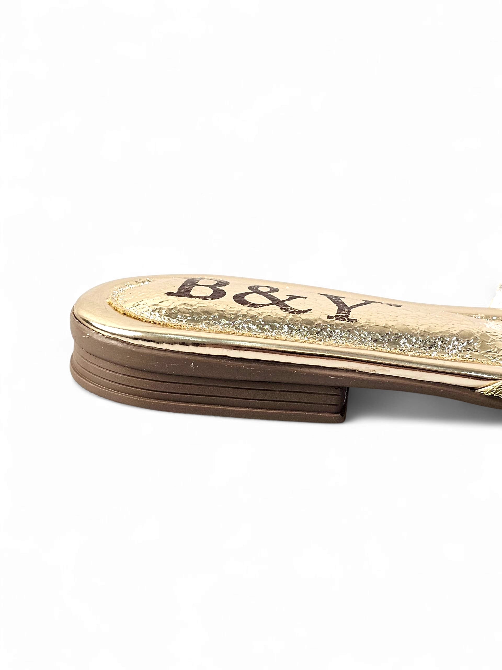 Sandália mule dourada B&Y feita à mão, com bordado de cristais, miçangas douradas, contas âmbar e pérolas brancas.