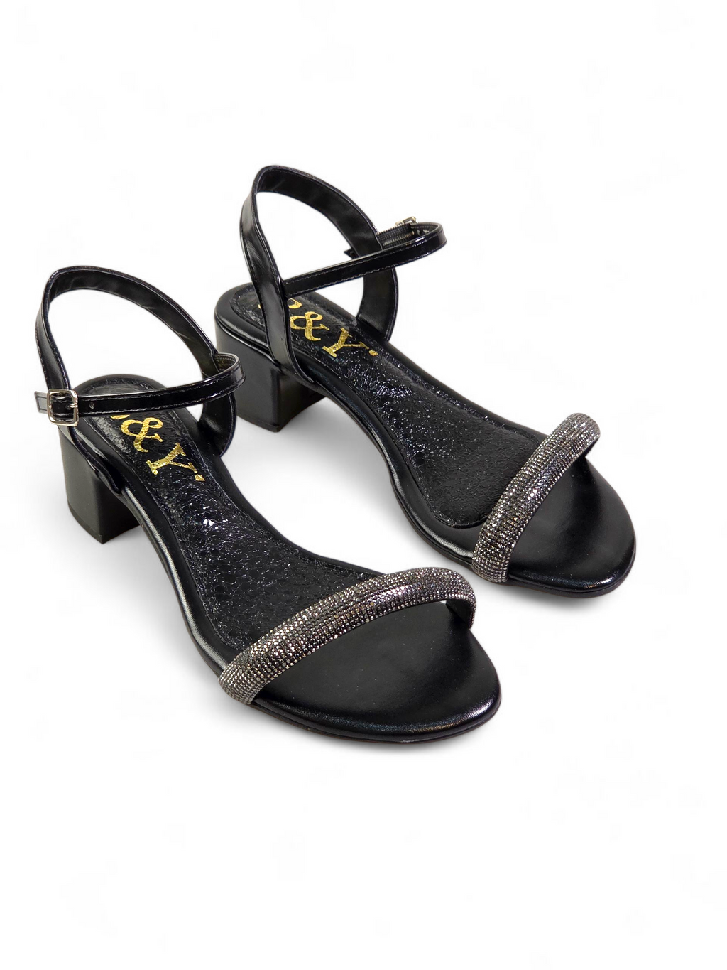 Sandália artesanal feminina preta feita à mão com pedrarias escuras e tiras finas no tornozelo.