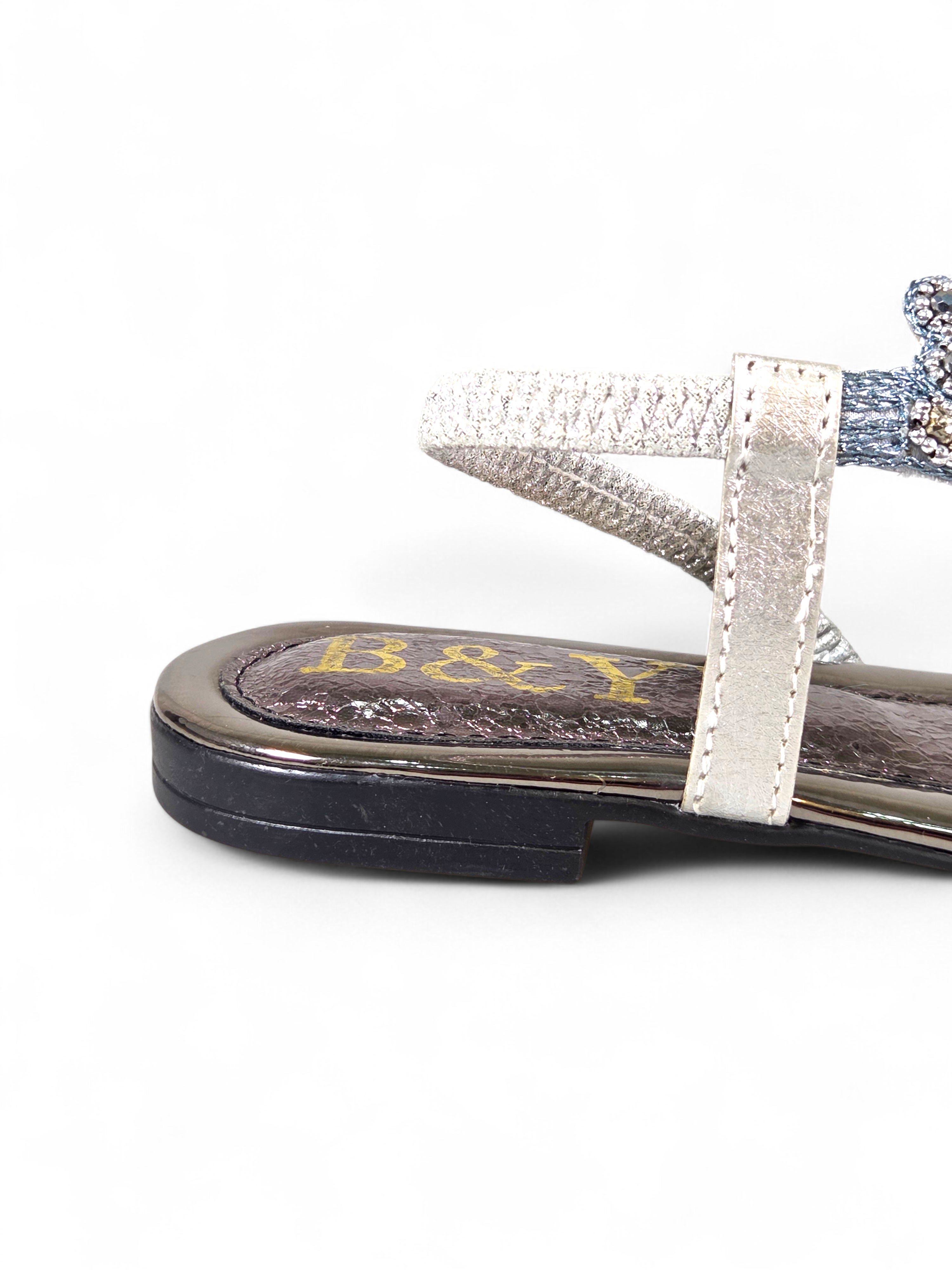 Sandália artesanal B&Y com tiras delicadas, aplicação de cristais, fechamento no calcanhar e acabamento sofisticado, em fundo branco.