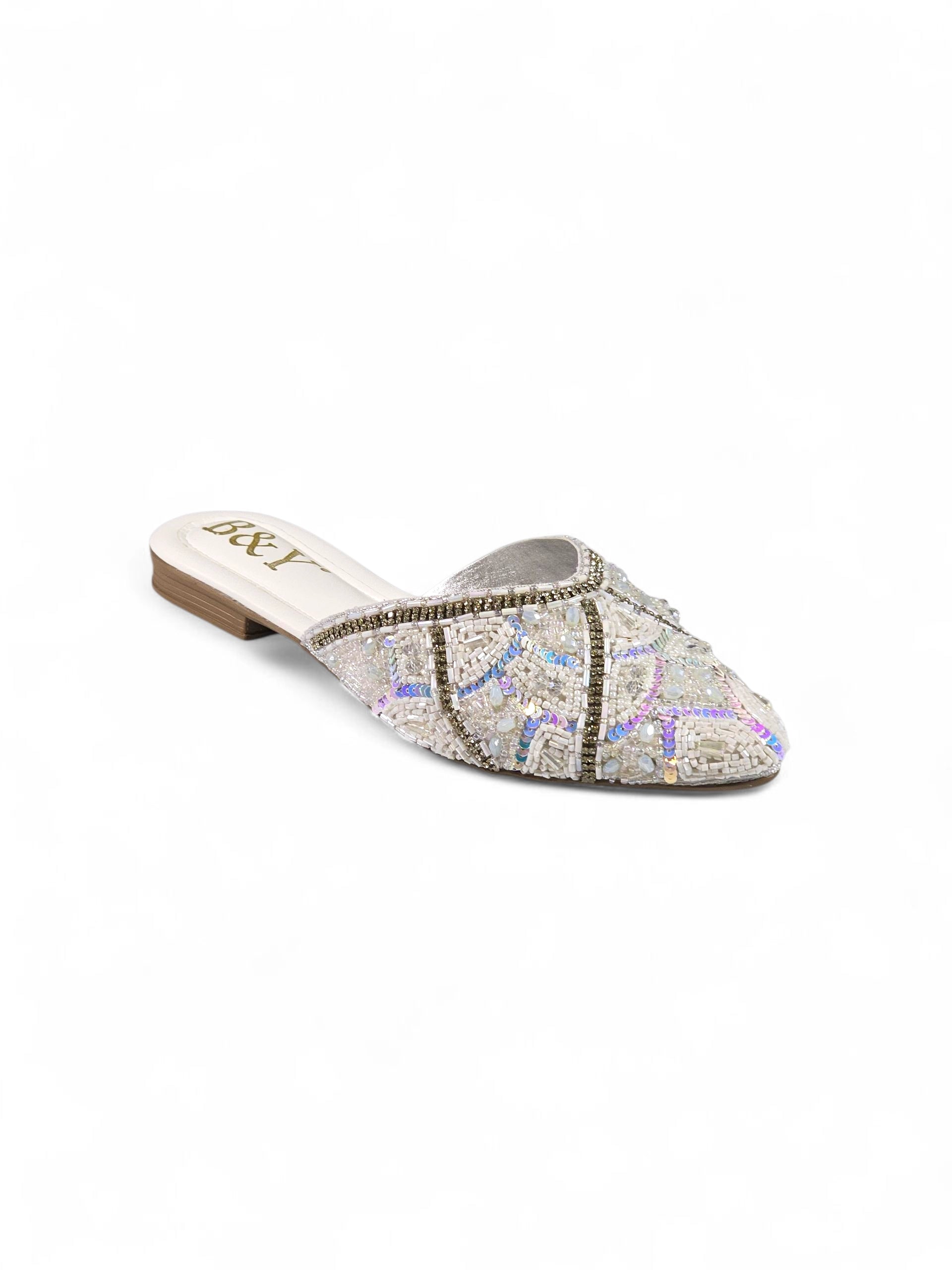 Mule artesanal B&Y branco com bordados de miçangas brancas, cristais prateados e reflexos azul e lilás.