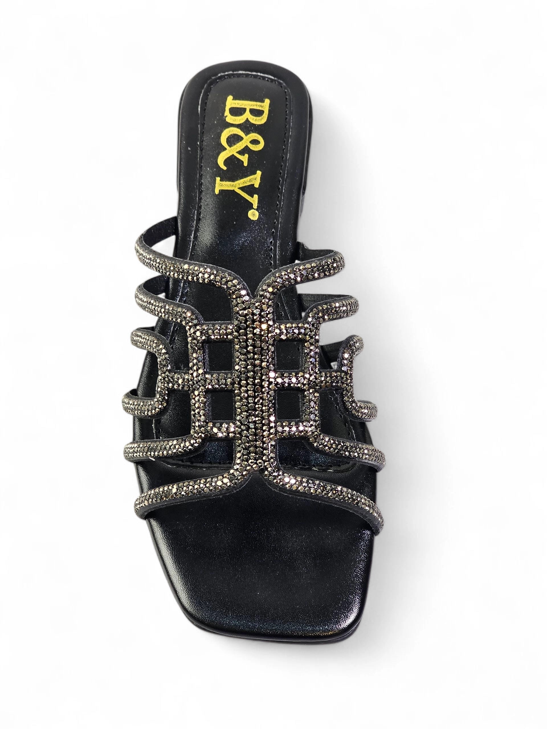 Sandália preta artesanal com tiras entrelaçadas e cristais reluzentes.