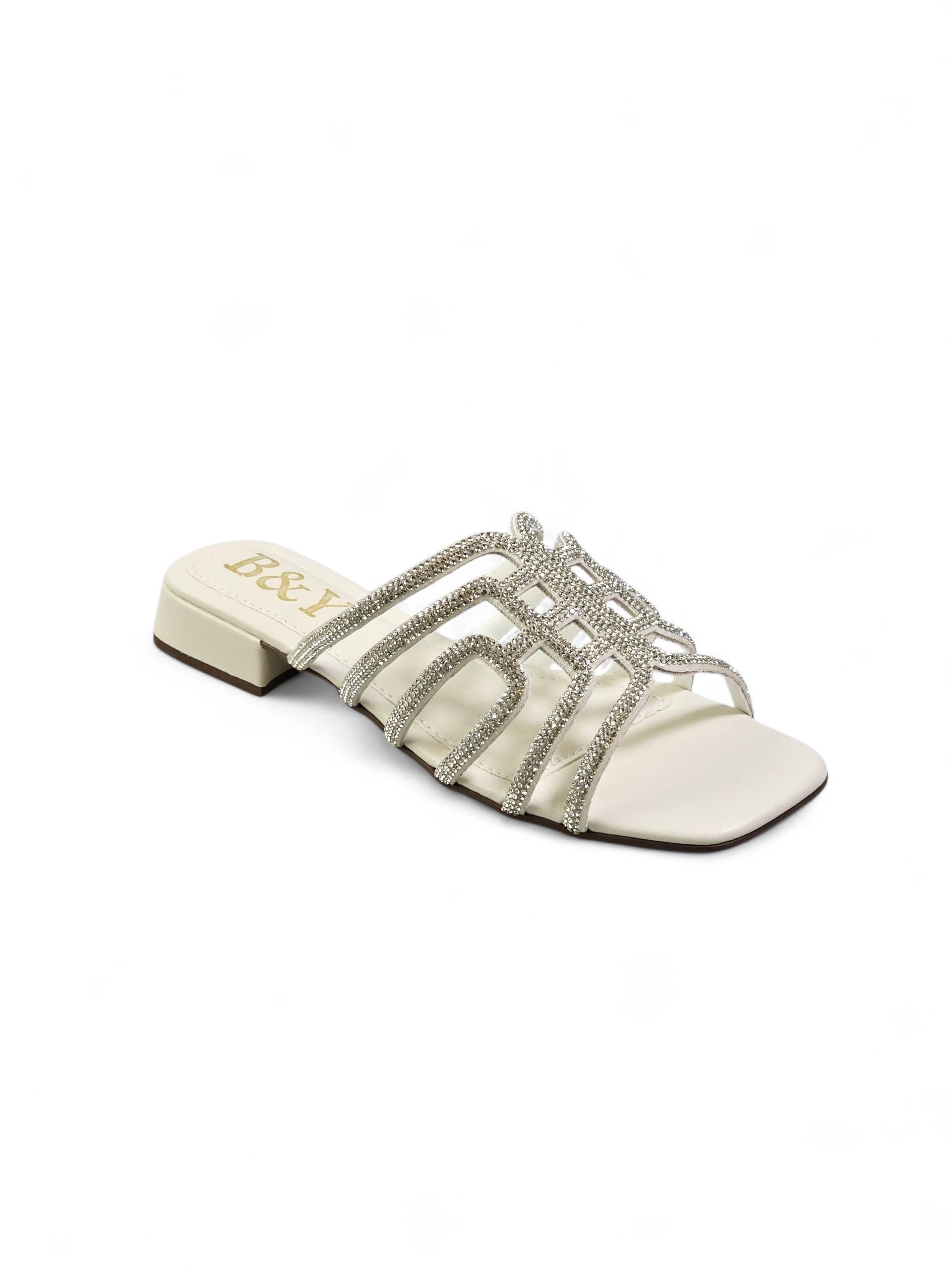 Sandália branca artesanal com tiras entrelaçadas e cristais brilhantes.