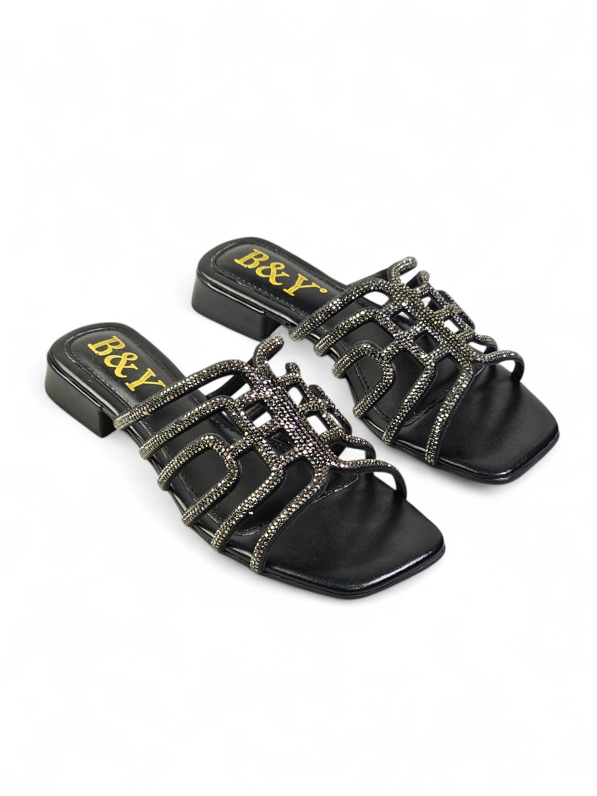 Sandália preta artesanal com tiras entrelaçadas e cristais reluzentes.