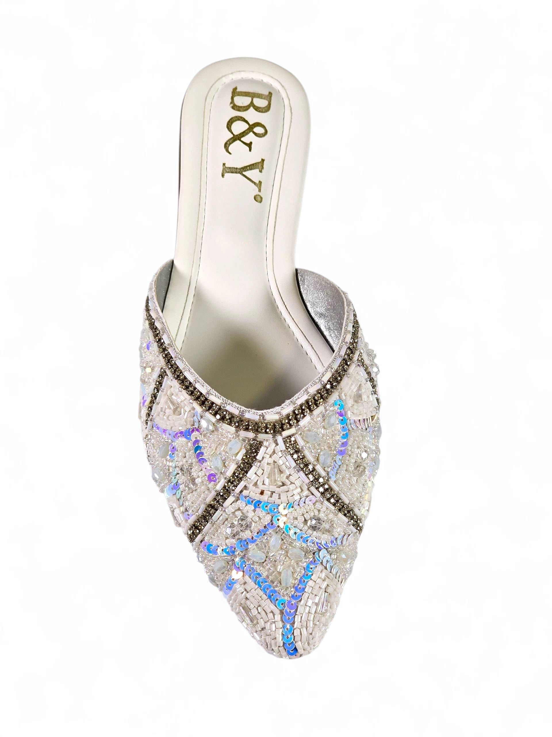 Mule artesanal B&Y branco com bordados de miçangas brancas, cristais prateados e reflexos azul e lilás.