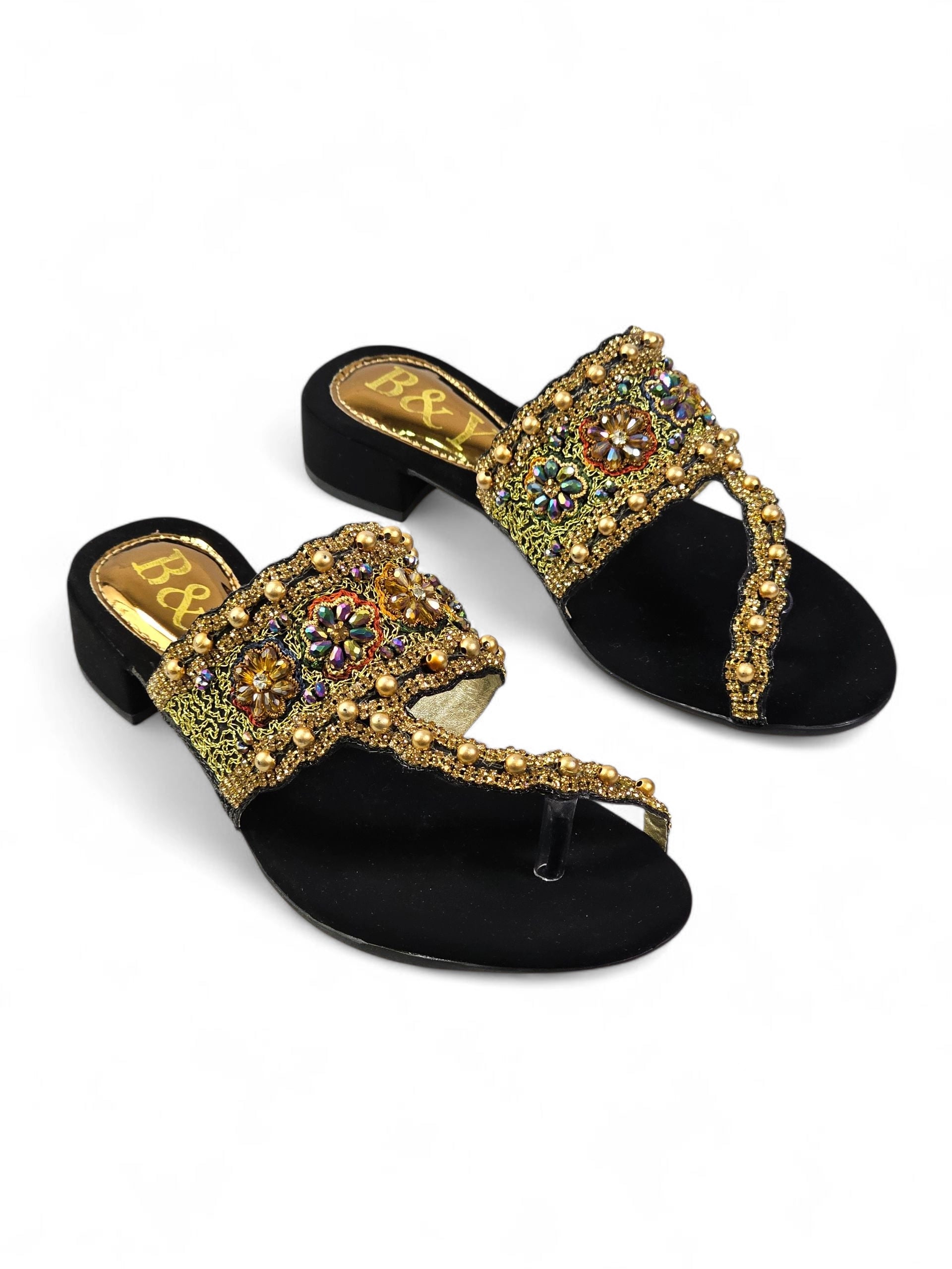 Vista superior da sandália artesanal dourada e preta feminina.