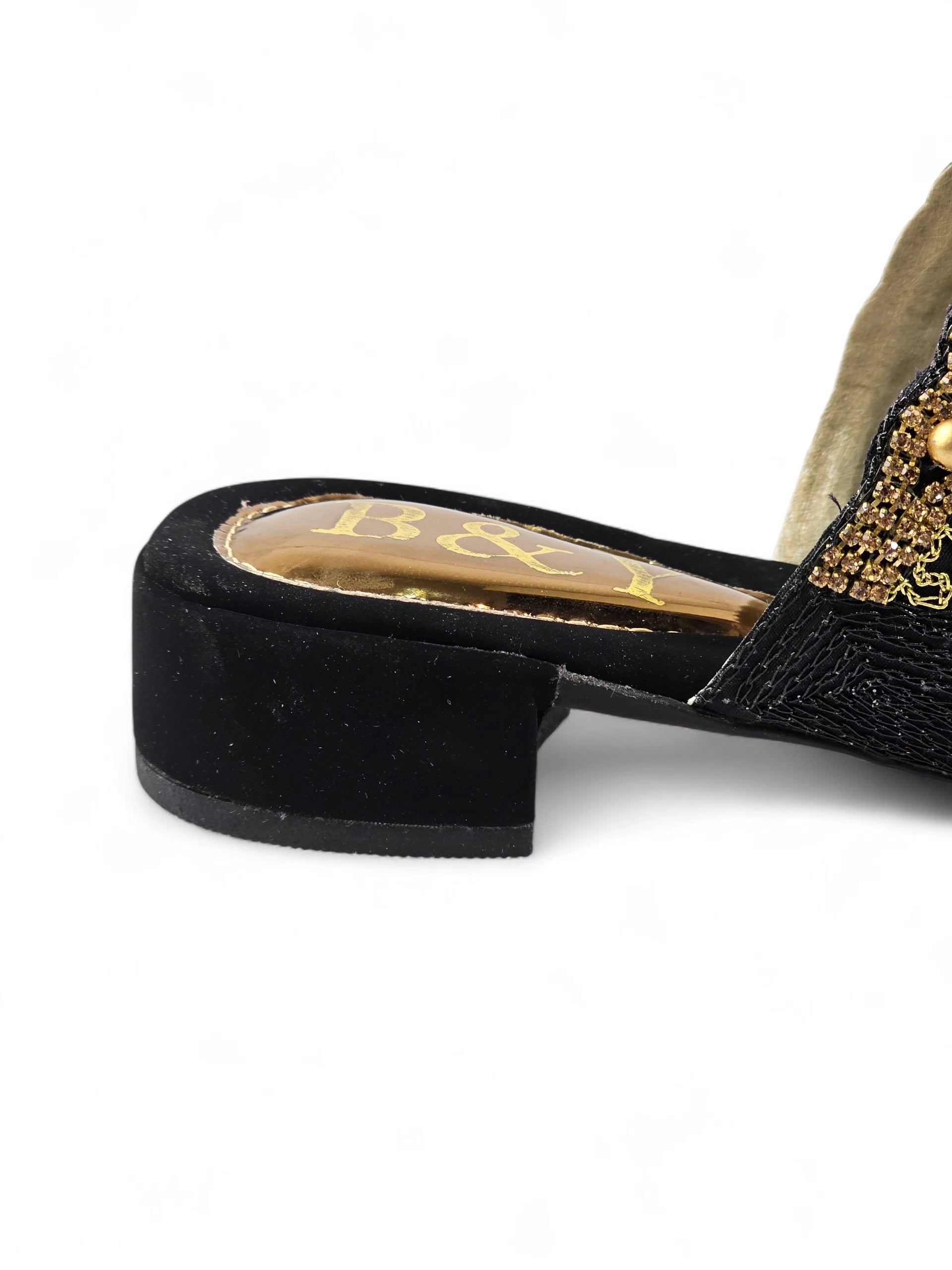 Vista posterior da sandália bordada artesanal feminina dourada e preta.