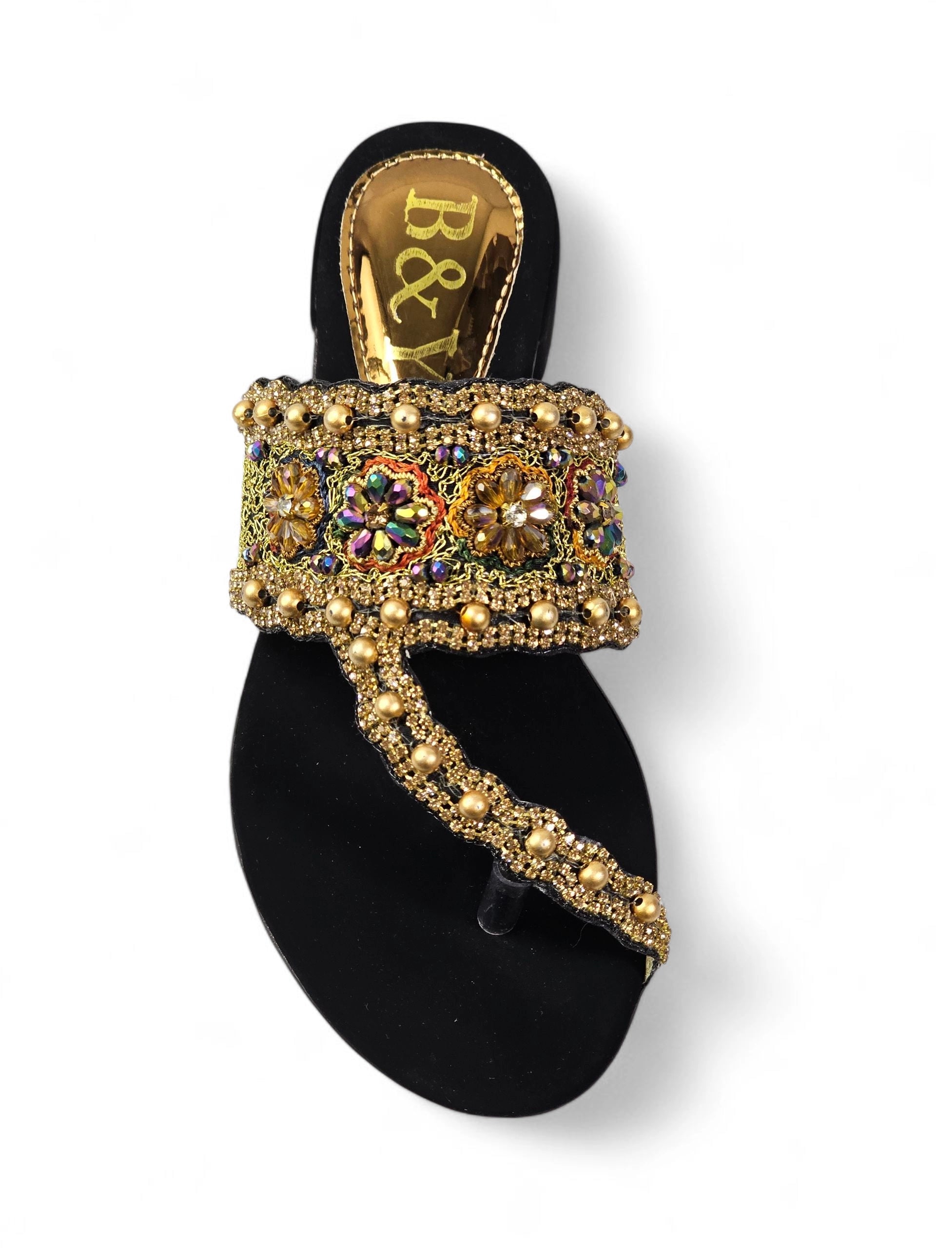 Frente da sandália feminina artesanal dourada e preta da B&Y.