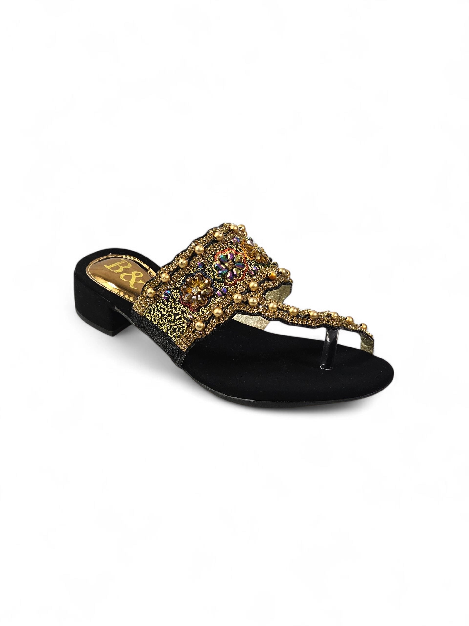 Sandália feminina dourada e preta com pedrarias e bordados artesanais da B&Y, ideal para festas e ocasiões especiais